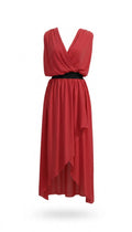 Abito midi Infinity rosso con scollo a V, corpetto drappeggiato e fascia in vita nera, gonna asimmetrica elegante.
