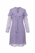 Vestito Infinity in pizzo lilla con maniche lunghe, volant sulle spalle e fiocco al collo, stile elegante Made in Italy